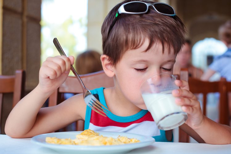 बच्चों को दिन भर में कितनी मात्रा में दूध देना चाहिए
